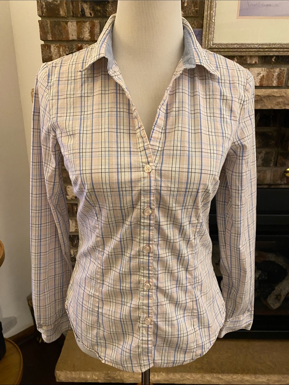 H & M cotton blend plaid fitted button up shirt. Blues, pinks, grays. V-neck